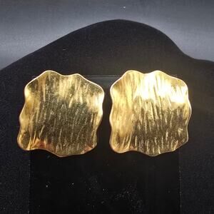 Avon Gold Tone Polished Leaf Earrings Pierced In Box Vintage Jewelry